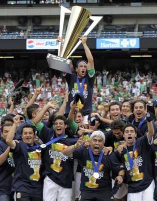 نجوم المنتخب المكسيكي يرفعون كأس جولد كاب 