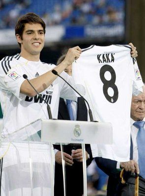 البرازيلي كاكا مـع قـميص ريـال مدريد