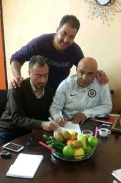 أبورقيق يوقع على العقد