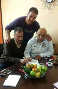 أبورقيق يوقع على العقد