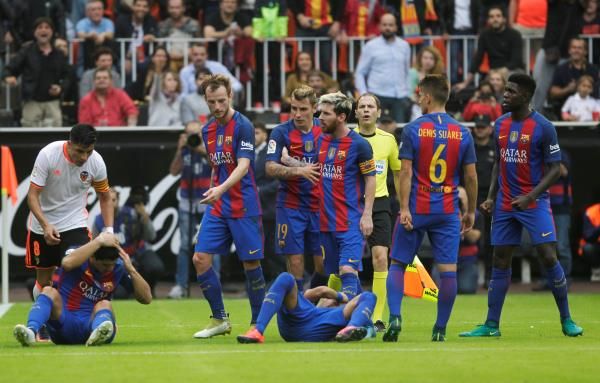 لاعبو برشلونة خلال المباراة