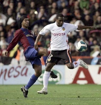 البرتغالي ميجيل في الأمام وخلفه البرازيلي رونالدينهو 