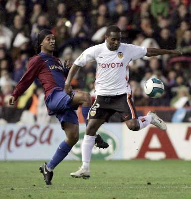 البرتغالي ميجيل في الأمام وخلفه البرازيلي رونالدينهو 