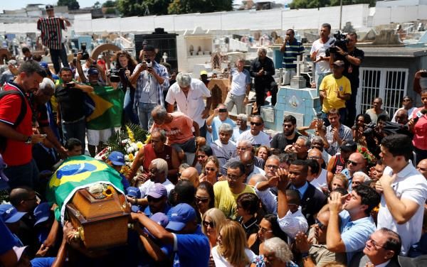 2016-10-26t143619z_1524201437_d1beujfbxraa_rtrmadp_3_soccer-brazil-carlos-alberto-funeral_reuters
