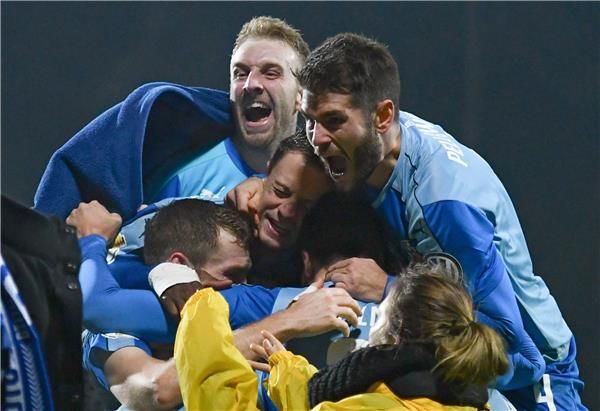 فرحة لاعبي استوريا فالدورف