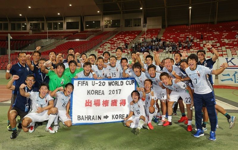 احتفال لاعبي منتخب اليابان للشباب بعد تأهلهم إلى كأس العالم 2017 من البحرين
