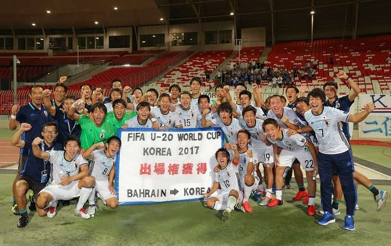 احتفال لاعبي منتخب اليابان للشباب بعد تأهلهم إلى كأس العالم 2017 من البحرين