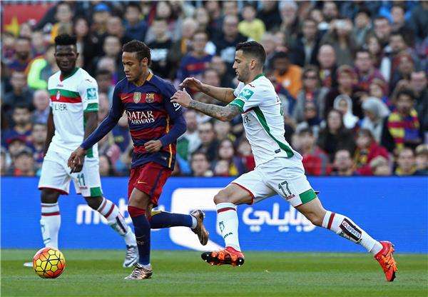 من مواجهة برشلونة وغرناطة الموسم الماضي