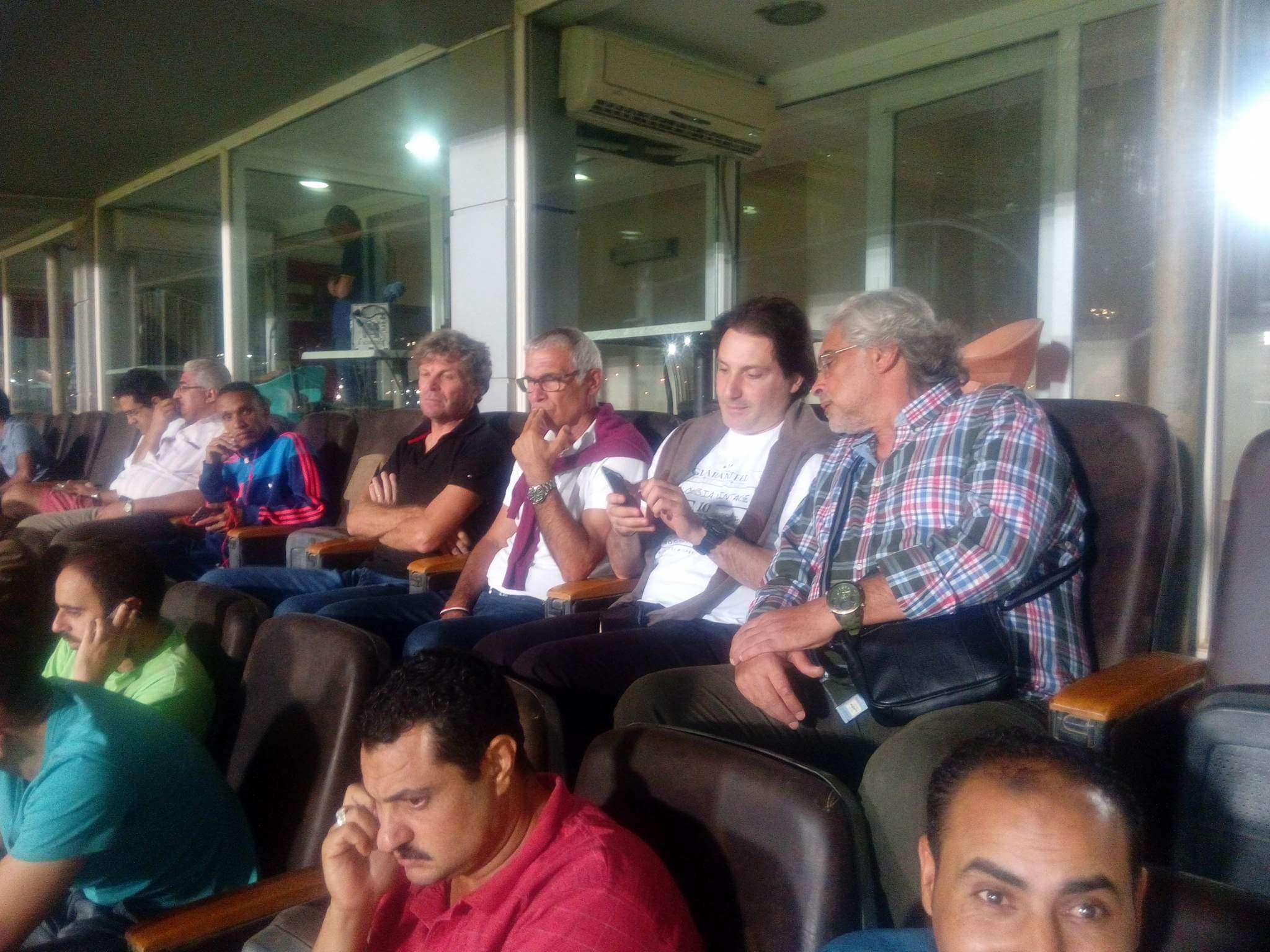  الارجنتيني هيكتور كوبر في مدرجات ملعب بتروسبورت