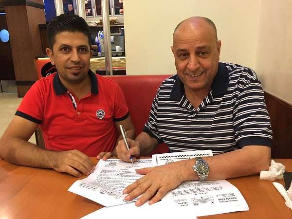 لحظة توقيع  المدرب العراقي حكيم شاكر