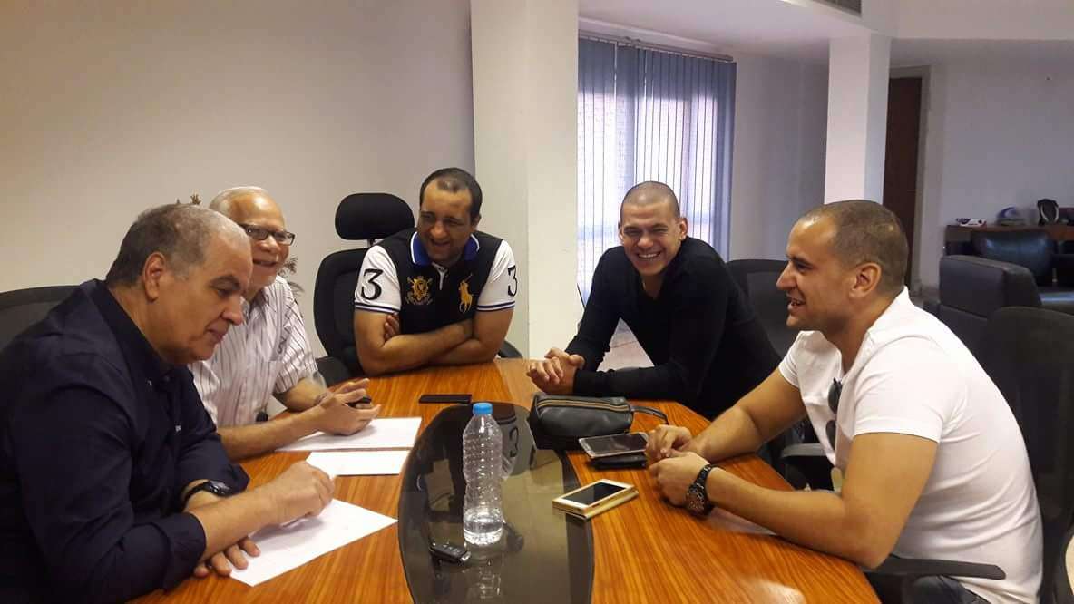 عبد الواحد السيد خلال اجتماع مع زادة ونجل مرتضى