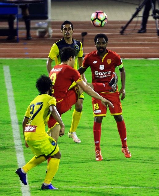 جانب من مباراة القادسية والتعاون 