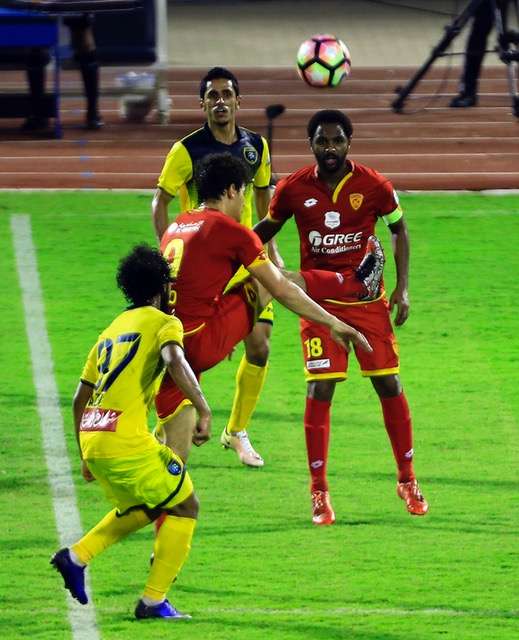 جانب من مباراة القادسية والتعاون