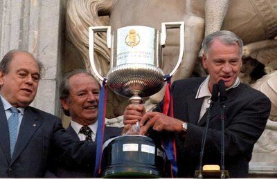 روبسـون يحمـل كأس اسبانيا 1997 وإلى جواره رئيس نادي برشلونه خوردي بيول
