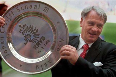 بوبي روبسون يرفع درع السوبر الهولنديـة التي حققها مع ايندهوفن في 1998