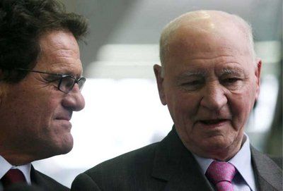 الاسطورة الإنجليزية روبسـون وإلى جانبه فابيو كابيلو مدرب منتخب إنجلترا الحالي