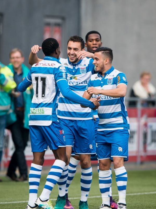 فرحة لاعبي زفوله