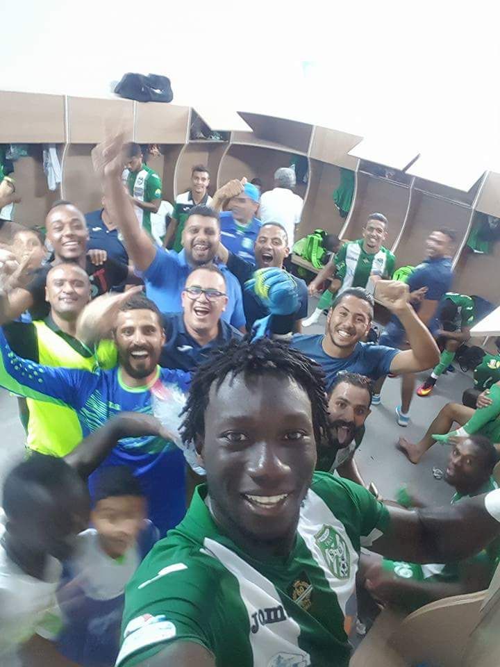 فرحة لاعبي الملعب القابسي في غرفة الملابس