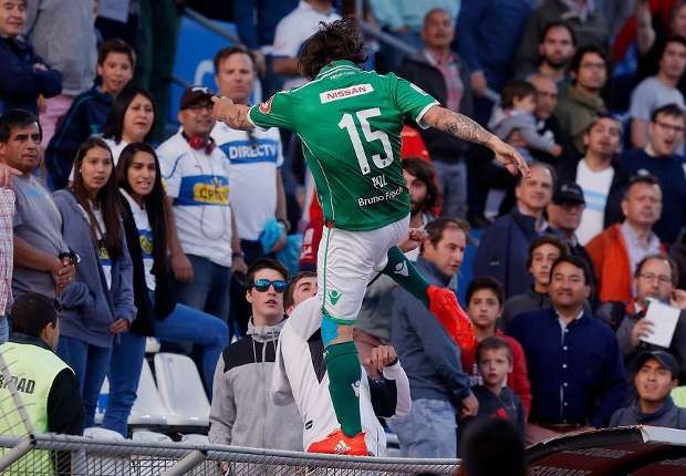  سيباستيان بول يركل مشجعًا