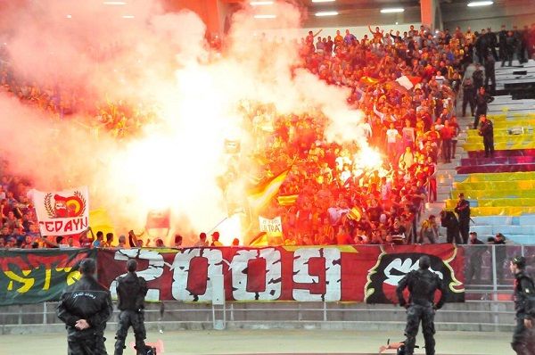 الجماهير أشعلت الشماريخ بكثافة في مدرجات الديربي