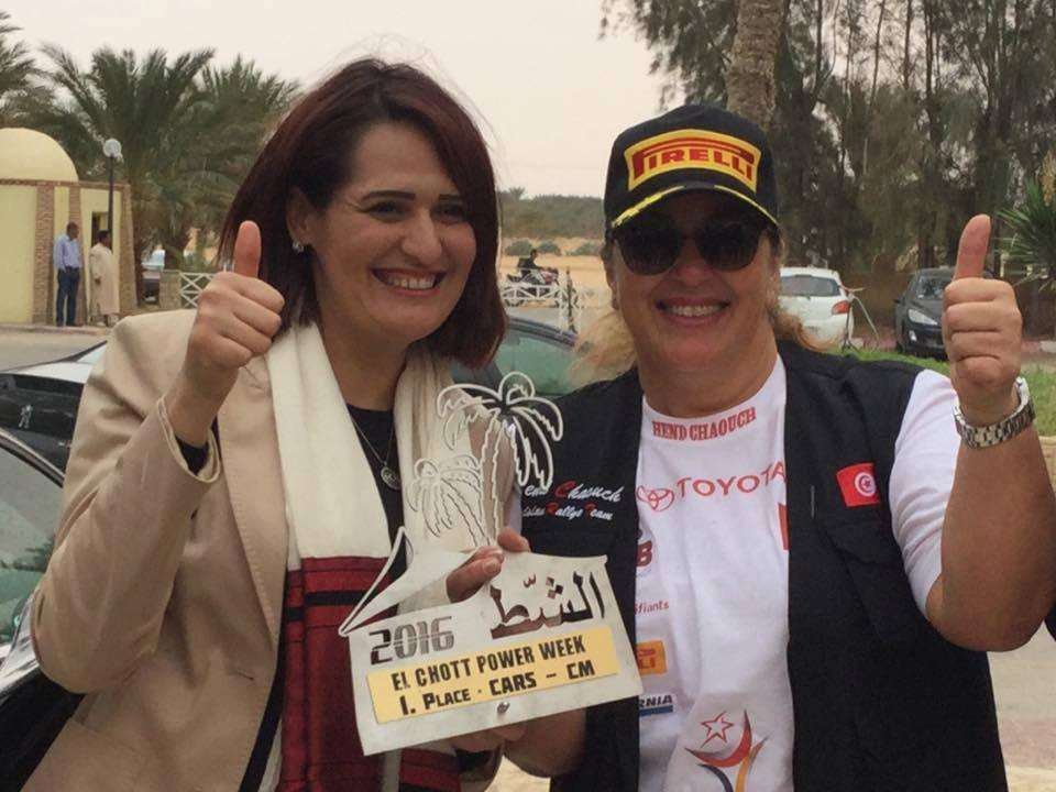 وزيرة الرياضة التونسية مع هند الشاوش في اليوم الختامي لرالي الشط 