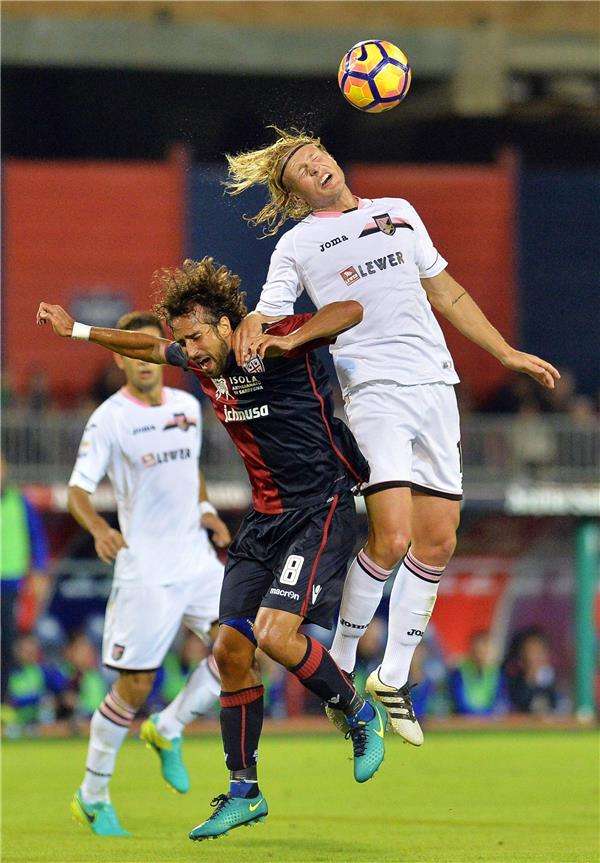 جانب من لقاء كالياري وباليرمو