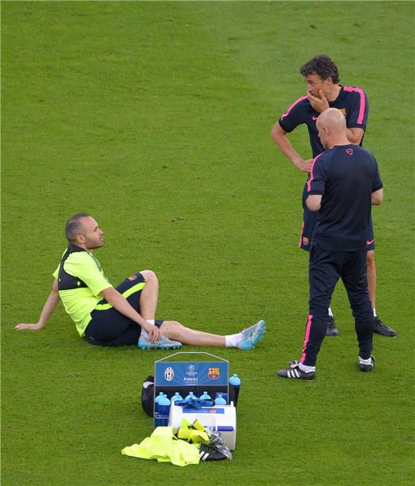 إنريكي مع إنييستا