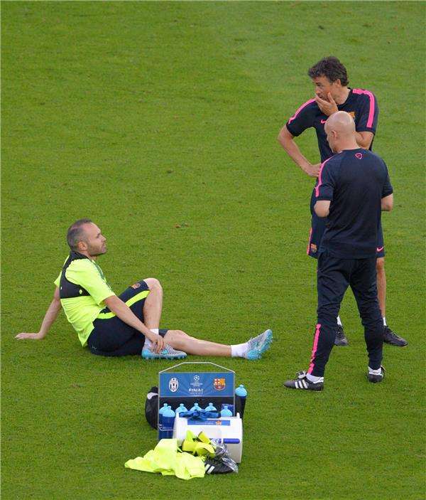 إنريكي مع إنييستا