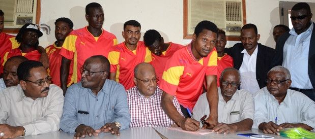 كليتشي أثناء توقيعه العقد