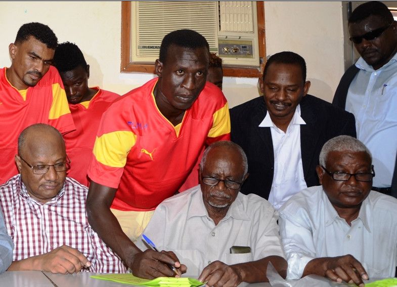 أبو عشرين أثناء توقيعه العقد