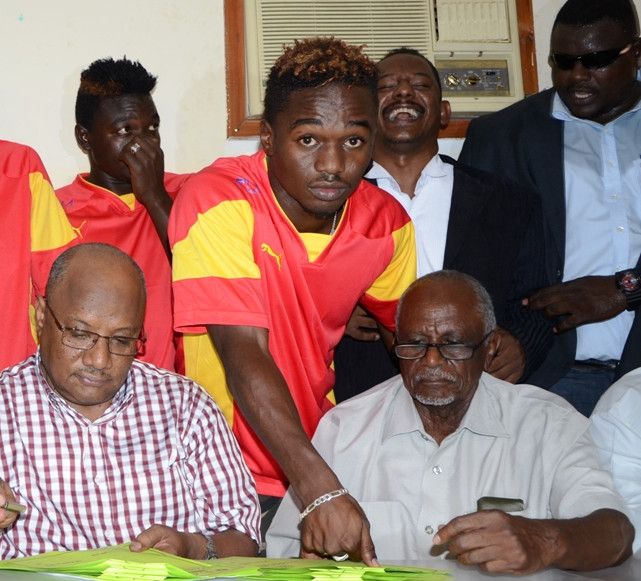 محمد عبد الرحمن أثناء توقيعه العقد