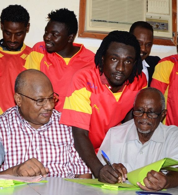  السماني الصاوي أثناء توقيعه العقد