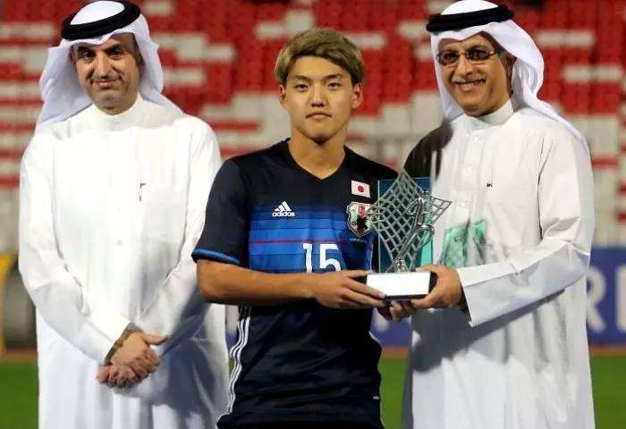 دوان يتسلم جائزة أفضل لاعب في كأس آسيا للشباب