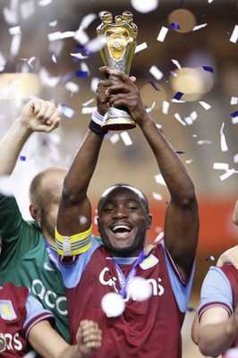 كابتن الفريق نايجل ريو كوكير يحمل كأس البطولة