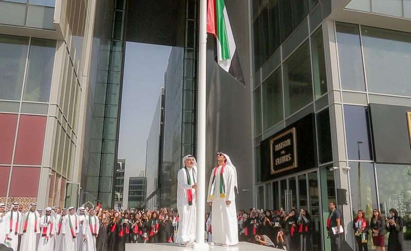 سعيد حارب ومحمد سعيد الشحي يرفعان علم الدولة