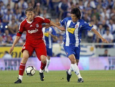 صورة من مقابلة امس بين اسبانيول وليفربول ويظهر في الصورة النجم ناكامورا