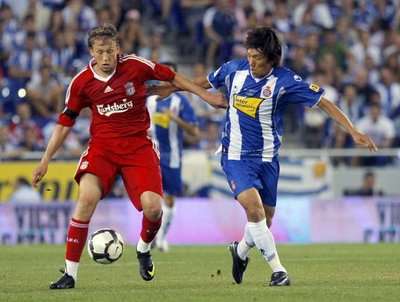 صورة من مقابلة امس بين اسبانيول وليفربول ويظهر في الصورة النجم ناكامورا