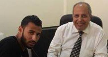 أثناء توقيع العقود