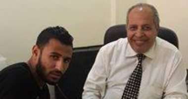 أثناء توقيع العقود