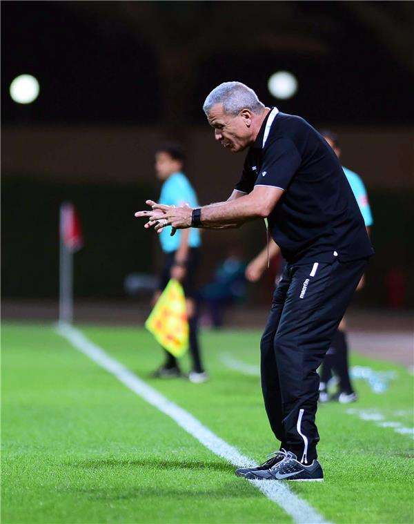 آنجوس أثناء اللقاء