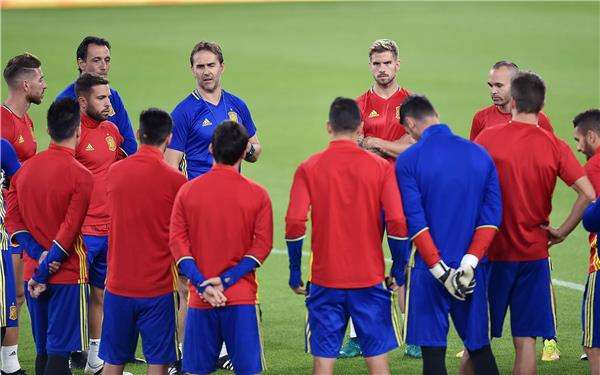 لوبيتيجي مع لاعبي إسبانيا