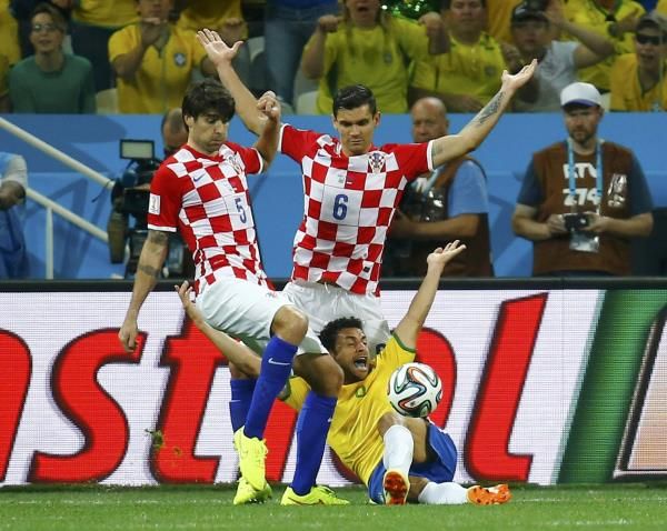 2014-06-12t213844z_1068571201_tb3ea6c1qrs3j_rtrmadp_3_soccer-world-m01-bra-cro_reuters
