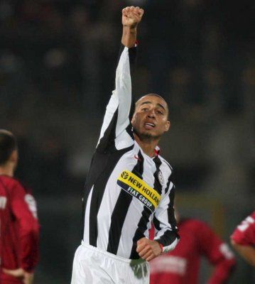 بعد قضاء 10 سنوات مع اليوفي .. تريزيغيه يؤكد بقاءه