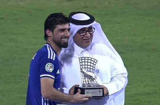 حمادي أحمد يتسلم الجائزة