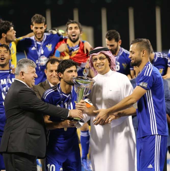  الشيخ سلمان بن إبراهيم يسلم الكأس للاعبي القوة الجوية