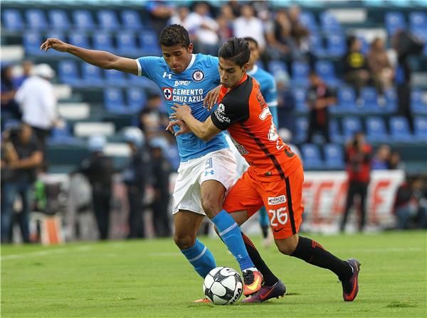 من مباراة كروز أزول وباتشوكا