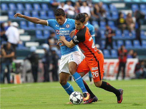 من مباراة كروز أزول وباتشوكا