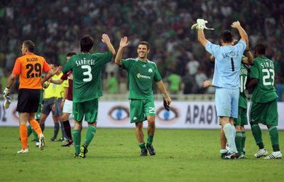 فرحة لاعبي باناثينايكوس بالفوز على سبارتا براج التشيكي 