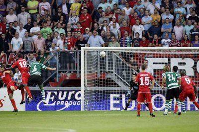 هدف مدافع تفينتي دوغلاس في مرمى سبورتينغ لشبونة البرتغالي