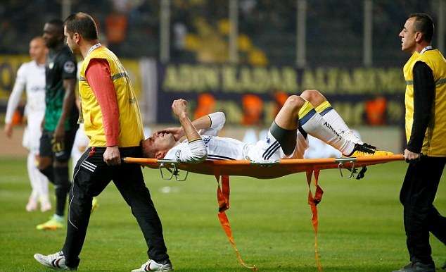 فان بيرسي أثناء خروجه بعد الإصابة